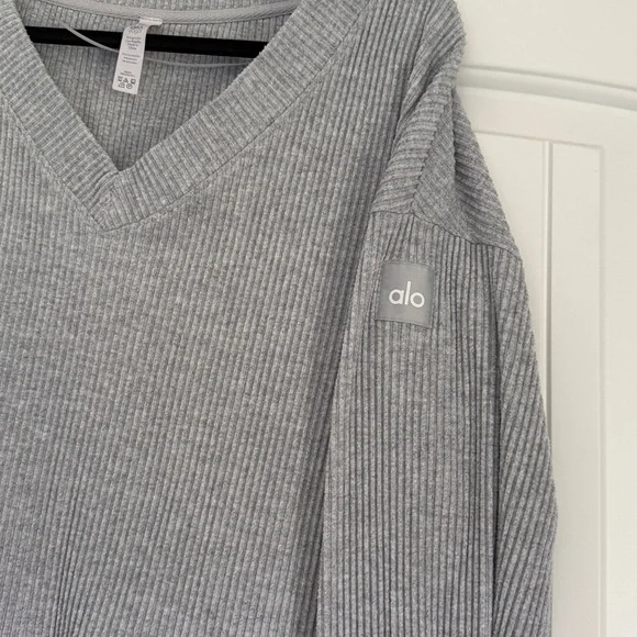 ALO Muse Gray V-Neck - Picture 3 of 3